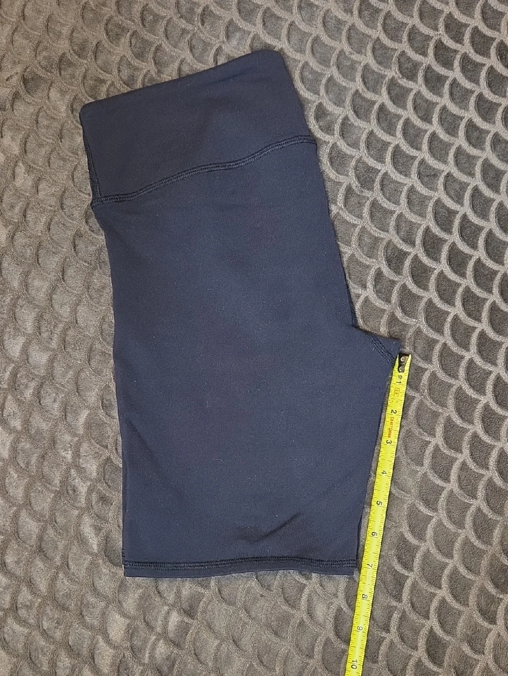 G454. Alo Airbrush High Waist Biker Shorts in Black - Size M - Picture 7 of 8